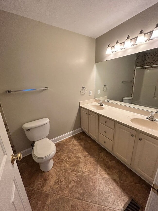 Building Photo - Like New Townhome in Old SW! Close to Cari...