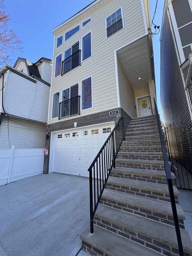 Building Photo - 832 S 19th St