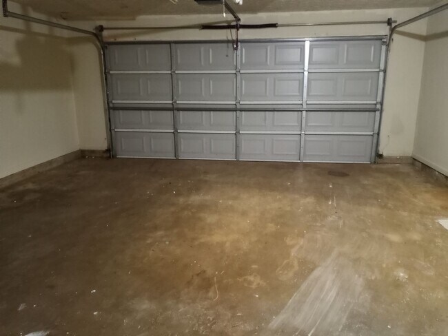 Building Photo - 3/2 with Large Bonus Room  - Split level home with large backyard