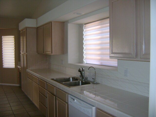 Building Photo - SINGLE STORY POOL AND SPA HOME IN GREEN VALLEY AREA