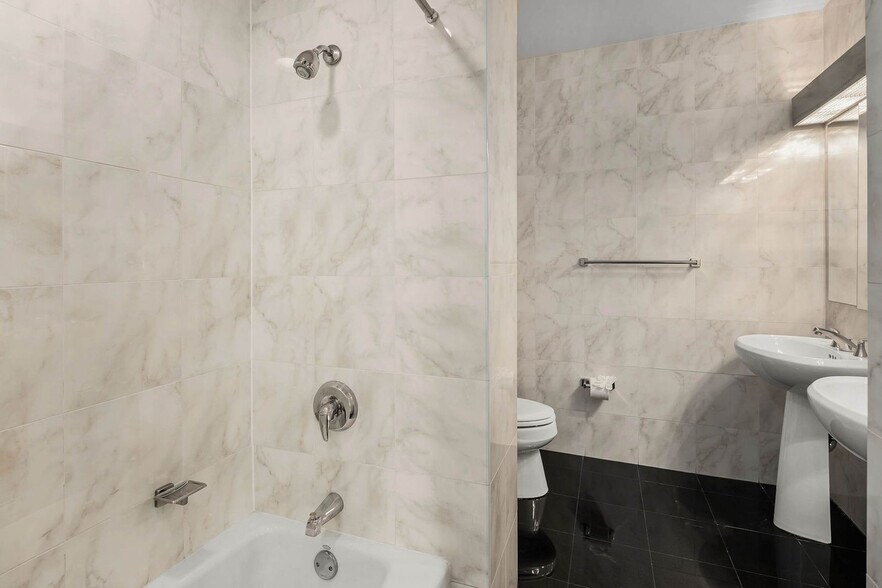 Building Photo - 420 E 61st St