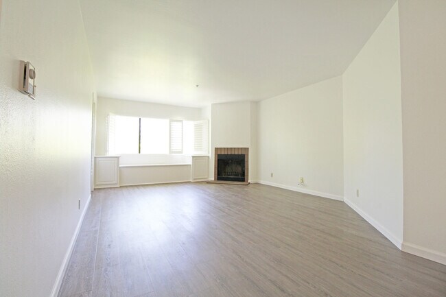Building Photo - Spacious Adam's Point Condo Available NOW!