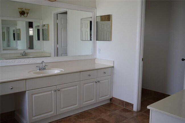 Building Photo - 991 Crestview Cir