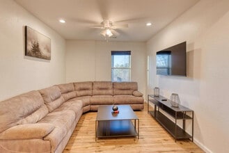 Building Photo - 742 E 2nd St