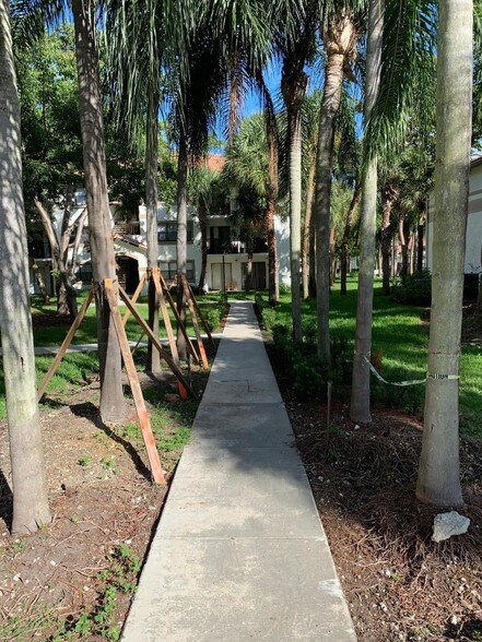 Building Photo - 550 S Park Rd