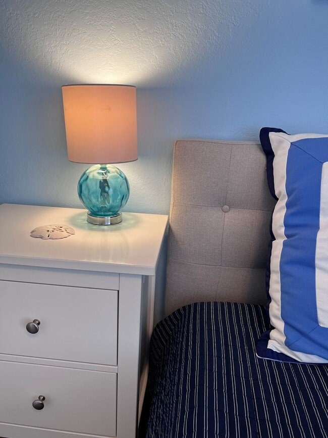 Building Photo - Fully-furnished Sleek 2-bedroom, 2-bathroo...