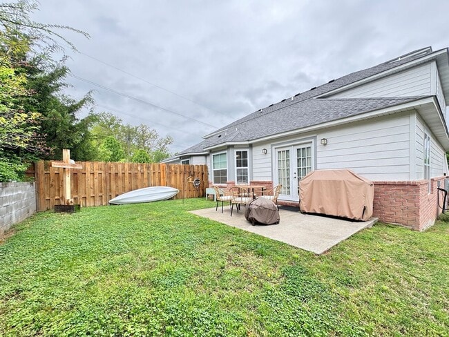 Building Photo - New 2 bedroom duplex, 2 car garage, quiet neighborhood, all appliances