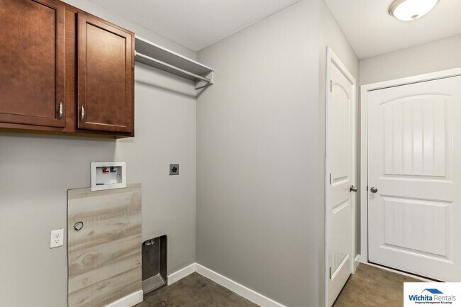 Building Photo - 3 bedroom 2 bath duplex