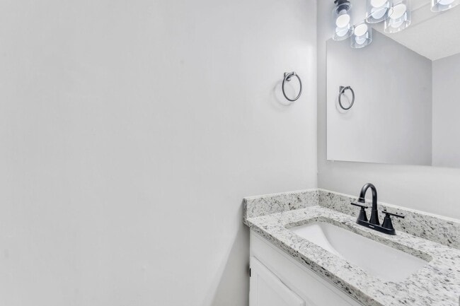 Building Photo - *NEWLY RENOVATED* 2 Bedroom Townhouse in D...