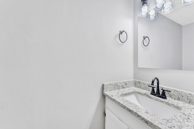 Building Photo - *NEWLY RENOVATED* 3 Bedroom Townhouse in D...