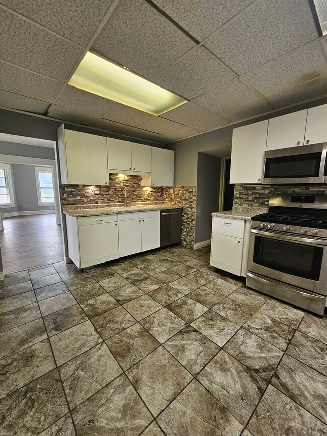 Building Photo - There is a $25 fee per application and eve...