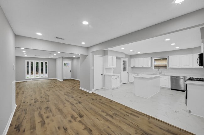 Building Photo - 1304 Sage Dr