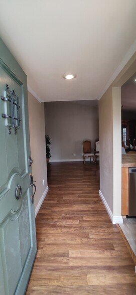 Entry doorway. - 250 Parkside Gln