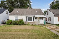 Building Photo - $1250 - 3 bedroom Eastpointe