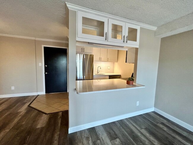 Building Photo - Beautiful 1-Bedroom Condo at Mountain Shadow Condominiums