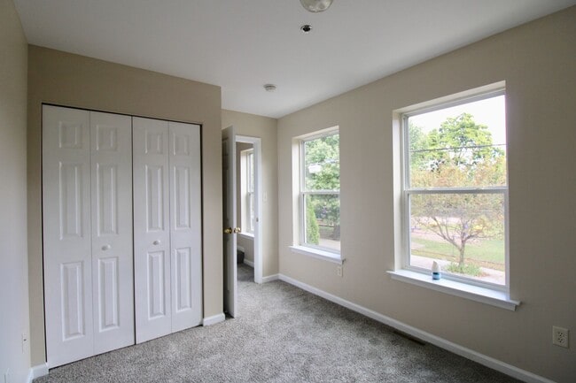 Building Photo - Spacious 3 Bedroom on 3rd St