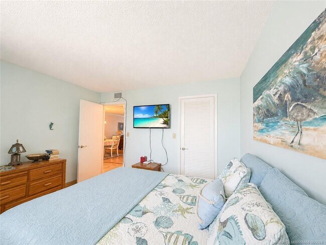 Building Photo - 7440 S Ocean Dr