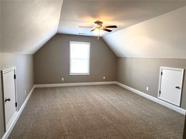 Building Photo - 732 E Jefferson St