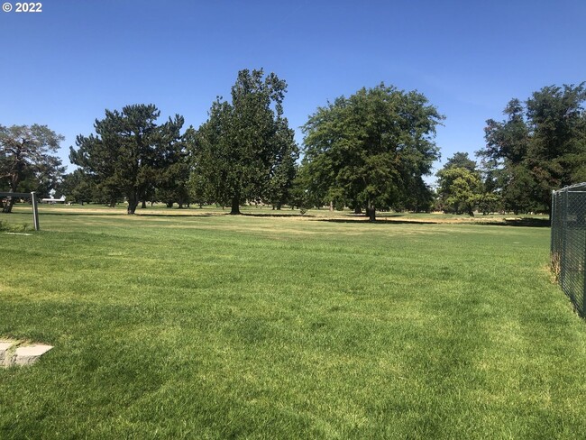 Building Photo - Golf Course living