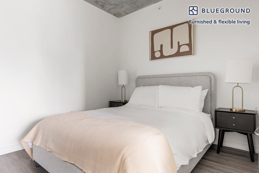 Building Photo - 460 W Chicago Ave