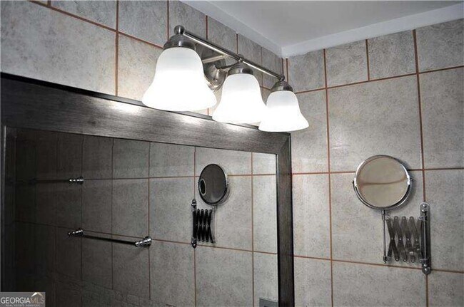 Building Photo - 6851 Roswell Rd