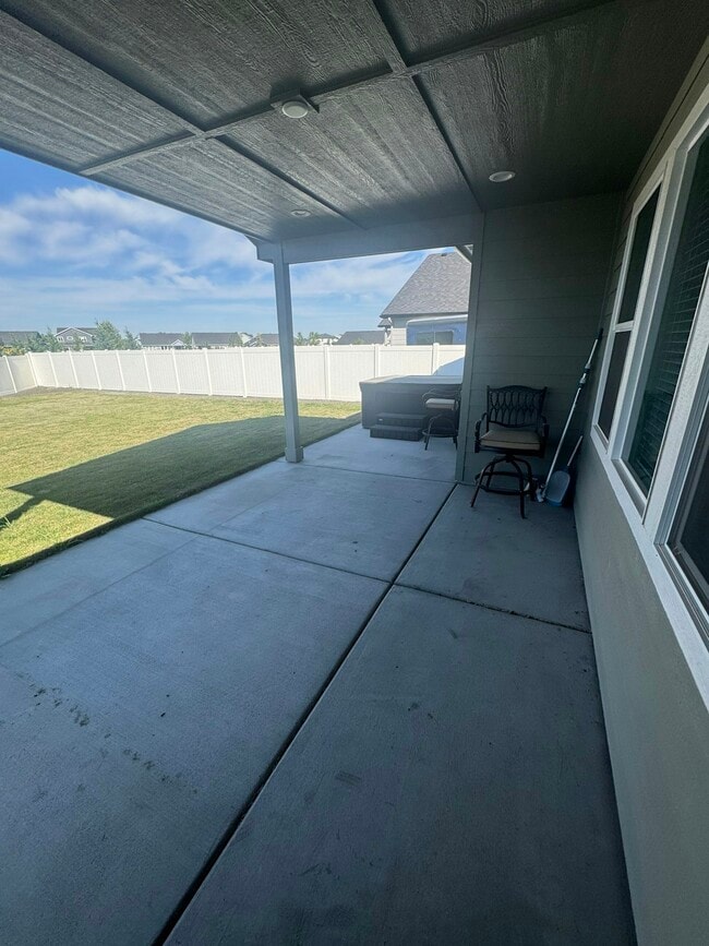 Building Photo - 18551 White Rose Pl