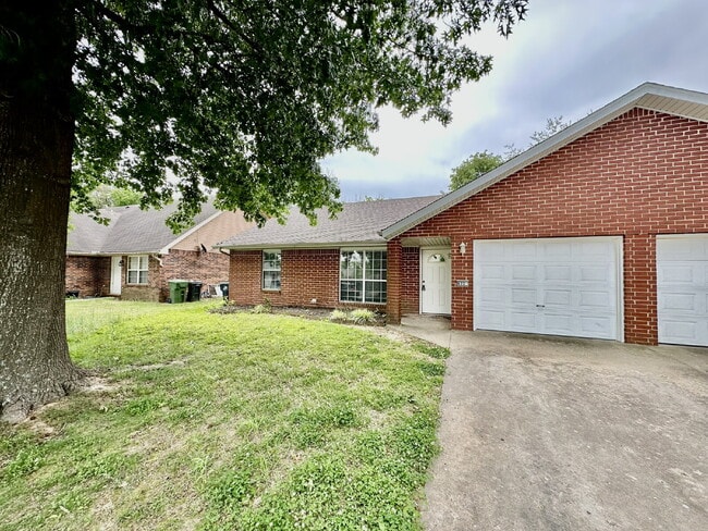 Building Photo - 800 E Kara Ln.