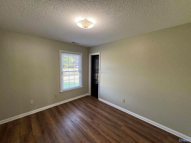 Building Photo - 115 Sleepy Hollow Ln