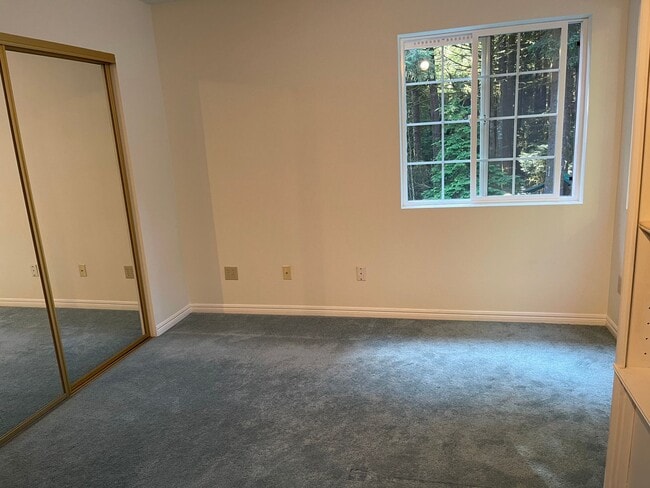 Building Photo - 496 Fairway Ct