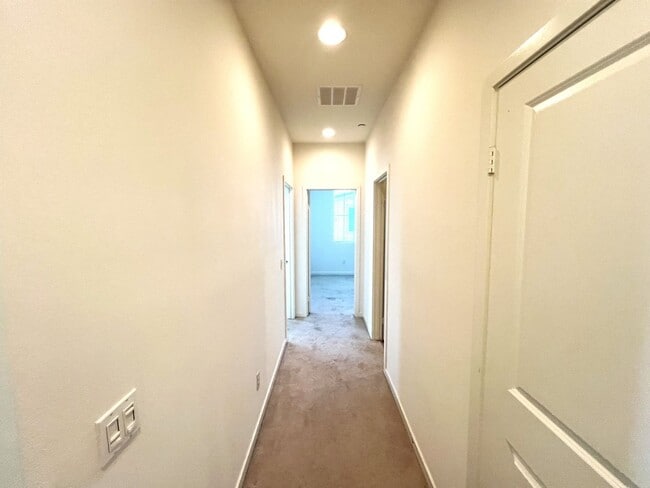 Building Photo - Beautiful 2 Bedroom, 2.5 Baths Townhome in...