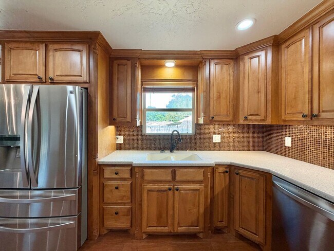 Building Photo - 6933 NW Eisenhower Dr