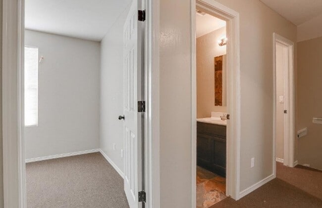 Building Photo - Center Way Apartments 2BDR - 1 BATH