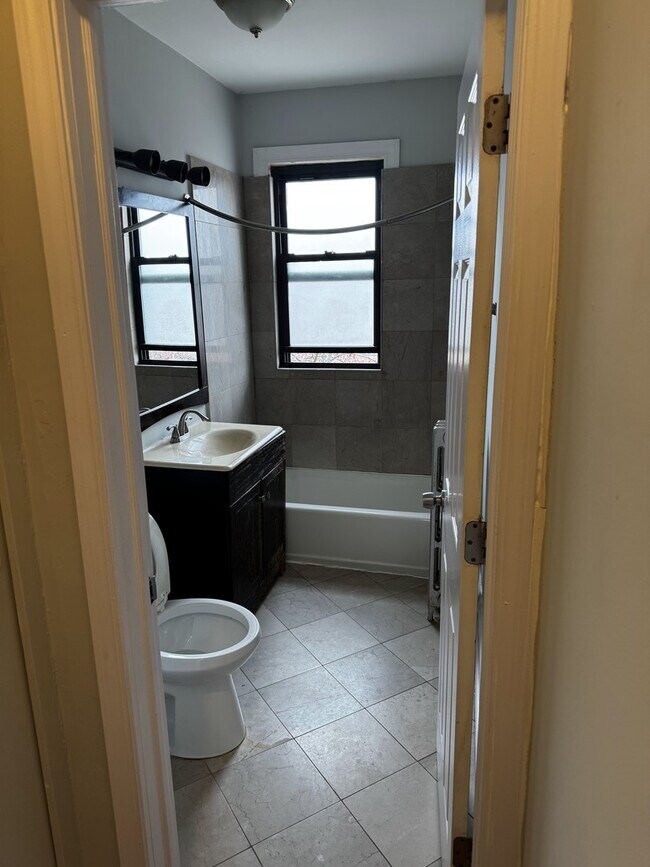 Building Photo - 5655 N Spaulding Ave