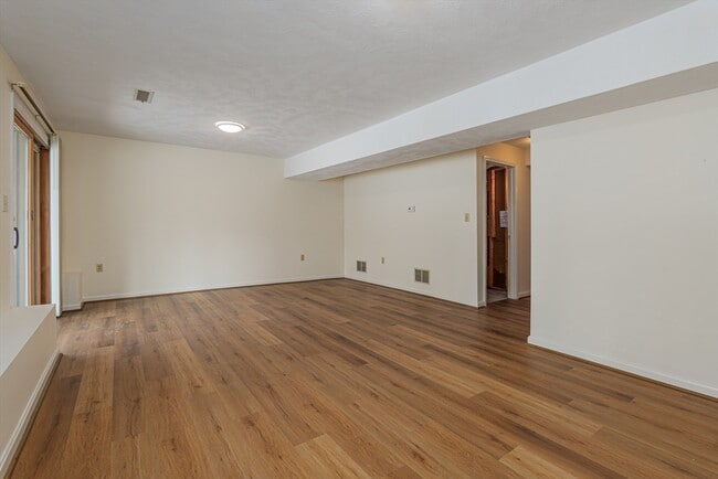 Building Photo - 13 Iris Way