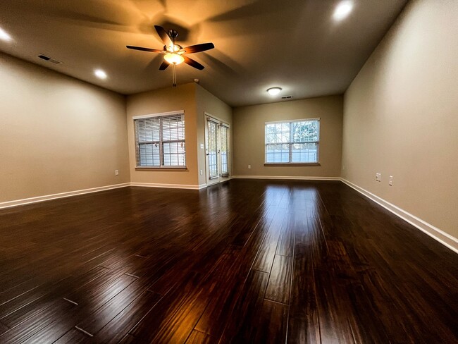 Building Photo - Cozy 3 bedroom, 2 1/2 bathroom townhome in...