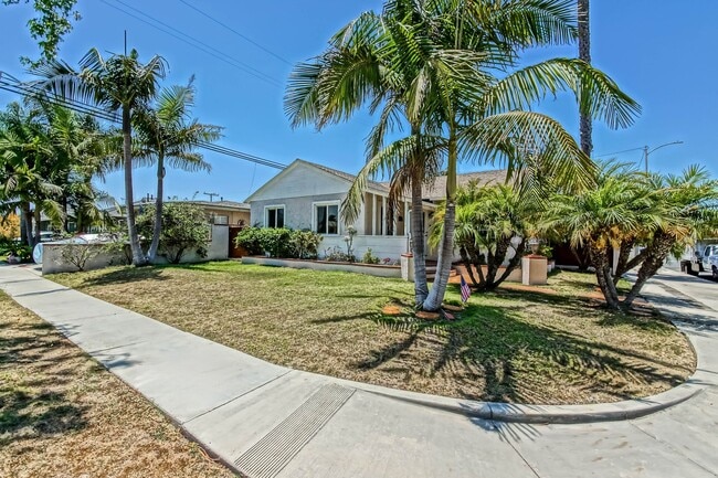 Primary Photo - CHARMING, BRIGHT & AIRY HOME ON LARGE CORN...