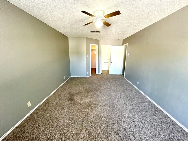 Building Photo - **MOVE-IN SPECIAL** MUST SEE! 3 Bedroom / ...