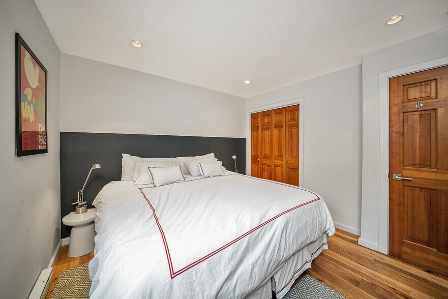 Building Photo - 450 S Pine St