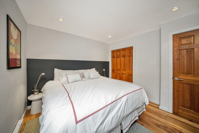 Building Photo - 450 S Pine St