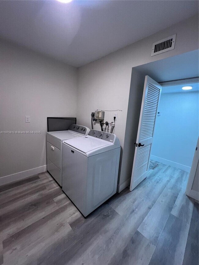 Building Photo - 4950 E Sabal Palm Blvd