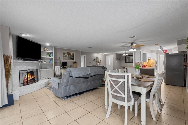 Building Photo - 883 Silverpines Rd