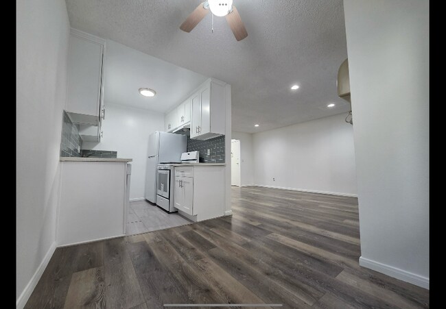 Building Photo - 3861 Mentone Ave