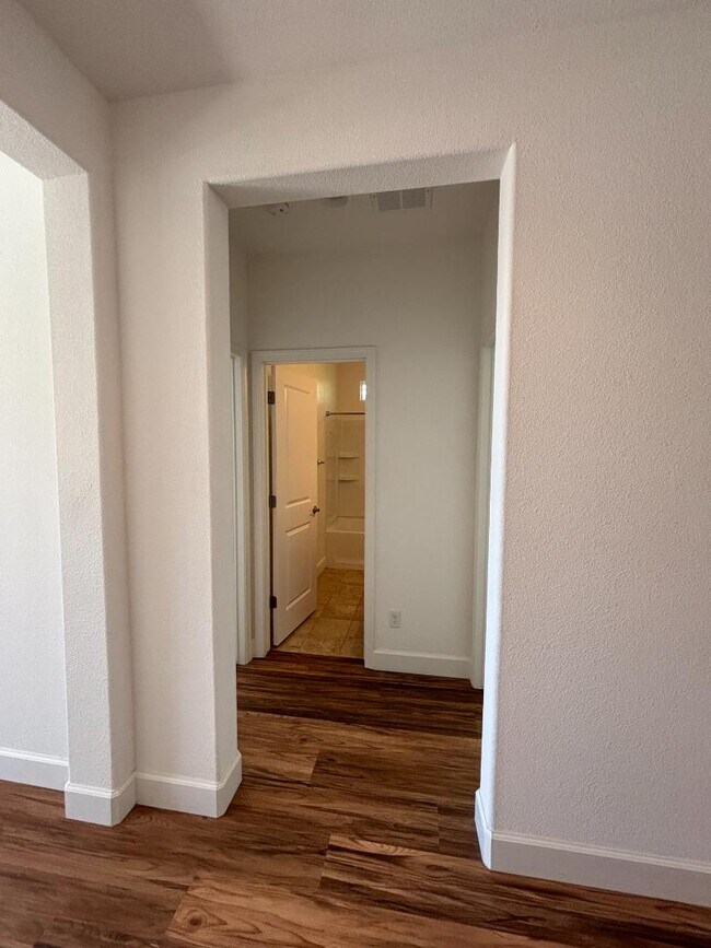 Building Photo - 402 Crimson Cir