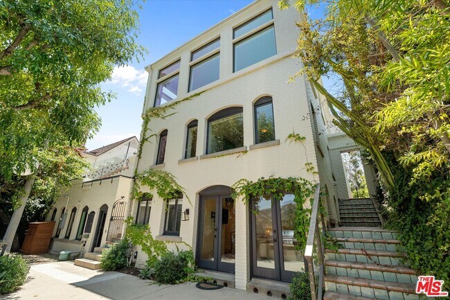 Building Photo - 2700 Glendower Ave