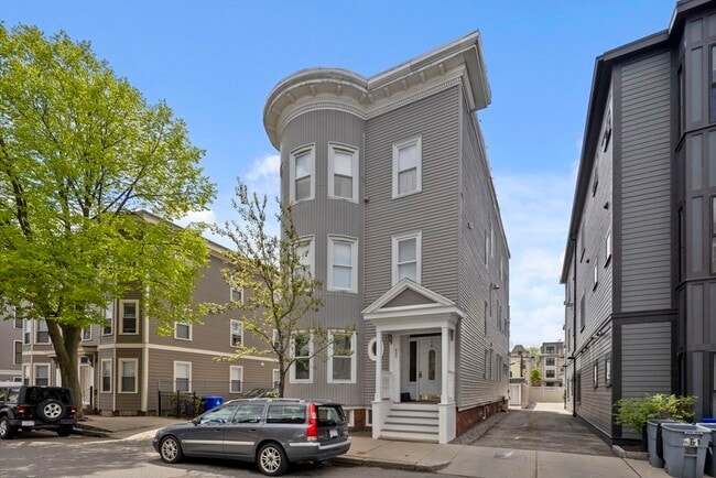 Building Photo - 865 E 2nd St