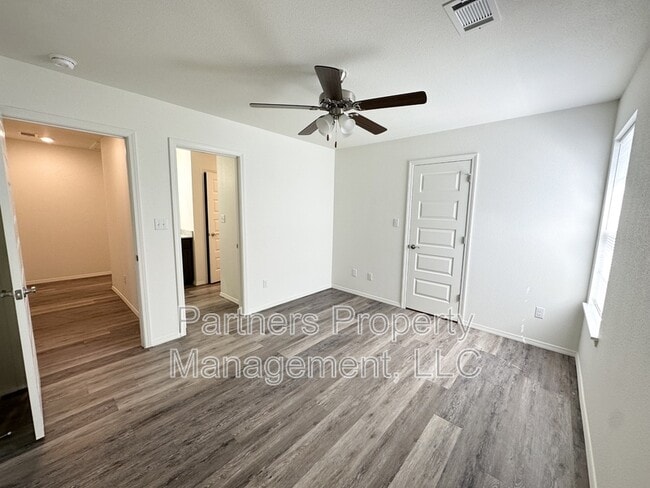 Building Photo - 1079 S Benchmark Ln