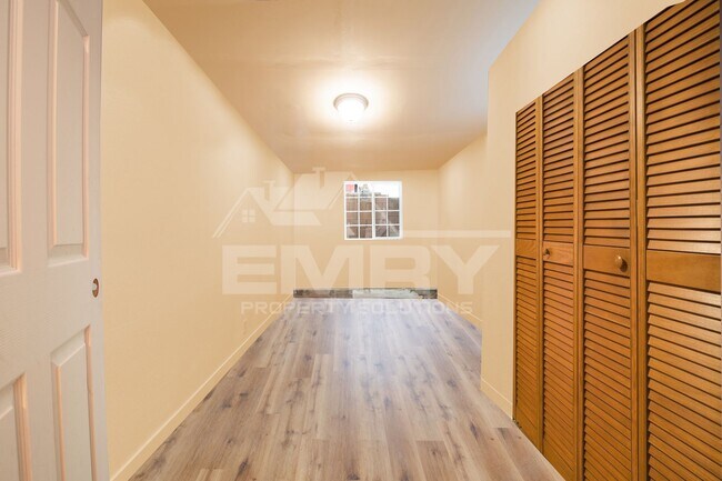 Building Photo - 1125 S Evergreen Ave