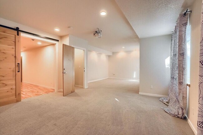 Building Photo - 2421 Rose Ct