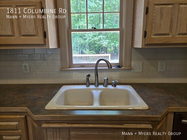 Building Photo - 1811 Columbine Rd