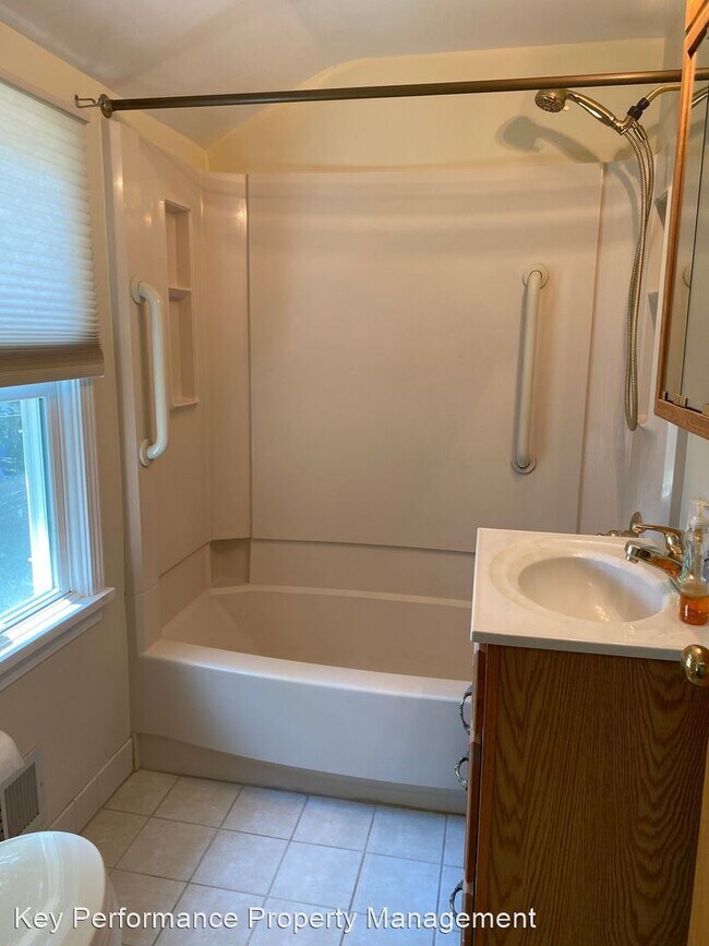 Building Photo - 3 br, 1 bath House - 35 Aragon Ave